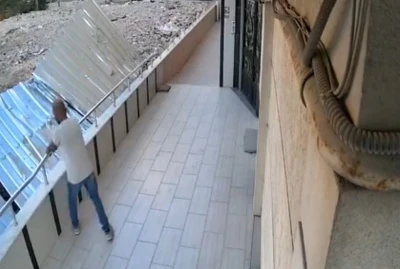 Avcılar&rsquo;da bah&ccedil;edeki tırabzanlarını s&ouml;k&uuml;p &ccedil;alan hırsızlar kamerada
