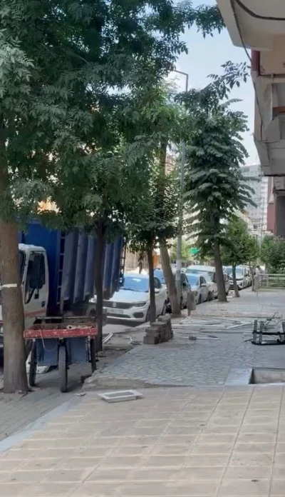 Avcılar&rsquo;da binanın par&ccedil;alarını s&ouml;k&uuml;p tedbirsiz sokağa attılar
