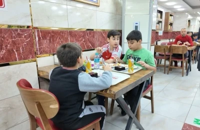 Avcılar&rsquo;da bir esnaf 23 Nisan dolayısıyla &ccedil;ocuklara &uuml;cretsiz yemek ikram etti
