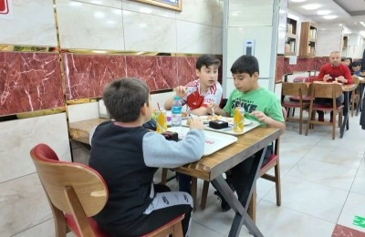 Avcılar&rsquo;da bir esnaf 23 Nisan dolayısıyla &ccedil;ocuklara &uuml;cretsiz yemek ikram etti