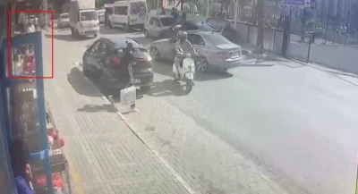 Avcılar&rsquo;da &ccedil;ocuklar arasında &ccedil;ıkan kavgada bir kişi bı&ccedil;aklandı: O anlar kamerada
