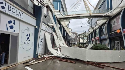 Avcılar&rsquo;da fırtına iş yerinin &ccedil;atısını u&ccedil;urdu
