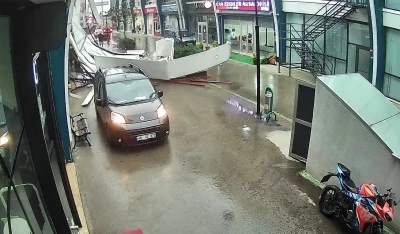 Avcılar&rsquo;da fırtına iş yerinin &ccedil;atısının u&ccedil;ma anı kamerada
