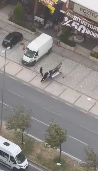 Avcılar&rsquo;da fırtına sırasında u&ccedil;an reklam panosu bir vatandaşın &uuml;zerine d&uuml;şt&uuml;
