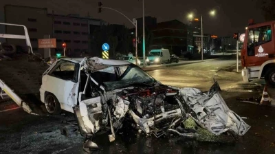 Avcılar’da hatalı dönüş yapan kamyona çarpan otomobil hurdaya döndü: 1 ölü, 1 yaralı
