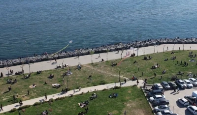 Avcılar&rsquo;da havaların ısınmasını fırsat bilen vatandaşlar sahile akın etti
