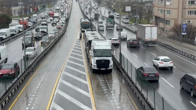 Avcılar&rsquo;da iki metrob&uuml;s &ccedil;arpıştı: 4 yaralı

