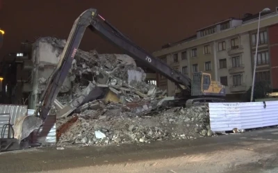 Avcılar&rsquo;da kentsel d&ouml;n&uuml;ş&uuml;m kapsamında yapılan yıkım kontrolden &ccedil;ıktı, o anlar kamerada

