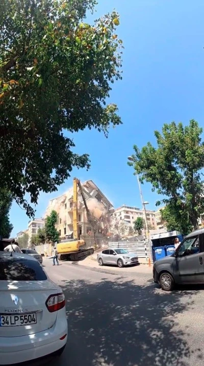 Avcılar’da kentsel dönüşüm nedeniyle yıkılan bina çöktü

