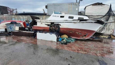 Avcılar&rsquo;da lodos nedeniyle 3 tekne zarar g&ouml;rd&uuml;
