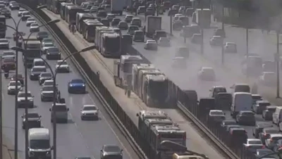 Avcılar&rsquo;da metrob&uuml;ste yangın
