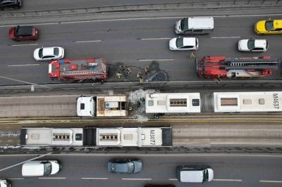 Avcılar&rsquo;da metrob&uuml;ste yangın: Dumanlar y&uuml;kseldi, yolcular tahliye edildi
