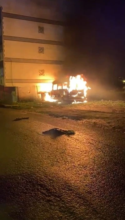 Avcılar&rsquo;da minib&uuml;s alev alev yandı
