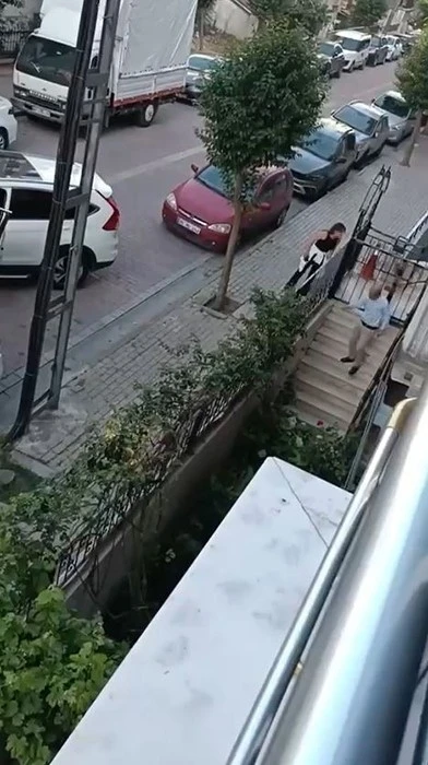 Avcılar&rsquo;da park yeri tartışması kamerada
