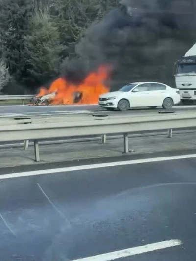 Avcılar&rsquo;da seyir halindeki ara&ccedil; alev alev yandı
