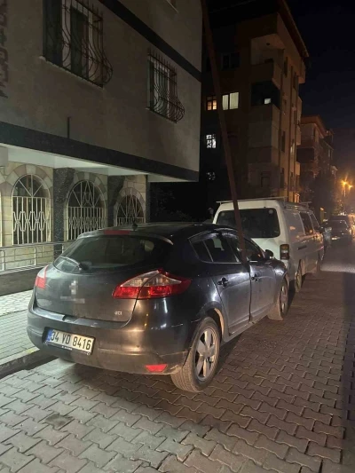 Avcılar&rsquo;da şiddetli r&uuml;zgarda kopan 6 metrelik demir &ccedil;ubuk otomobile saplandı
