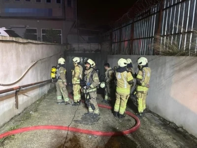 Avcılar&rsquo;da tekstil at&ouml;lyesine ait depo alevlere teslim oldu
