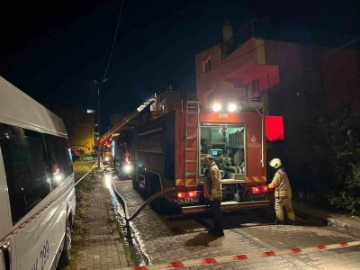 Avcılar&rsquo;da &uuml;&ccedil; katlı binanın &ccedil;atısı alev alev yandı
