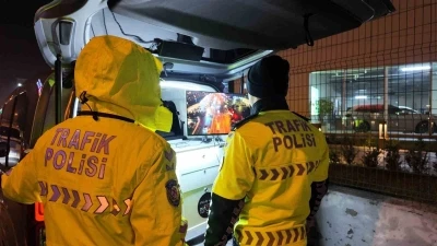 Avcılar&rsquo;da yeni aldığı ehliyetin zarfını polise a&ccedil;tıran kadın s&uuml;r&uuml;c&uuml; ilk cezasını yedi
