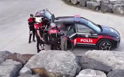 Avcılar&rsquo;da yunus polisinden dronlu denetim: Ş&uuml;phelinin &uuml;zerinden uyuşturucu &ccedil;ıktı
