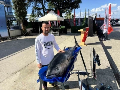 Avladığı orkinosları düzenlediği festivalle çocuklara ikram etti
