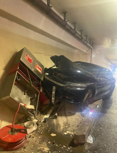 Avrasya T&uuml;neli&rsquo;nde otomobil, itfaiyeye ait yangın panosuna &ccedil;arptı
