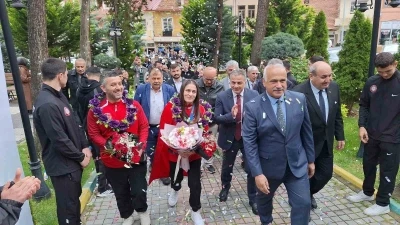 Avrupa şampiyonu milli g&uuml;reş&ccedil;i, memleketinde davul zurnayla karşılandı
