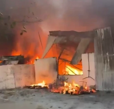 Avşa Adası’nda mobilya deposu yandı
