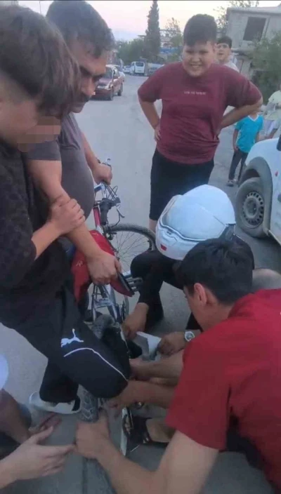 Ayağı bisiklete sıkışan &ccedil;ocuğun yardımına Yunus polisleri yetişti
