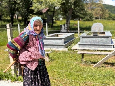 Ayağında kara lastik, elinde baston: Eşi ve oğlunun mezarından ayrılmıyor
