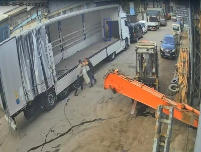 Ayağından vince asılan zihinsel engelli vatandaşın aynı iş yerinde daha &ouml;nce de darp edildiği ortaya &ccedil;ıktı
