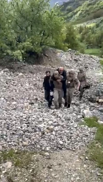 Ayağını burkan şahsı jandarma sırtında taşıdı
