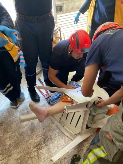 Ayağını sandalyeye sıkıştıran şahıs yaralandı
