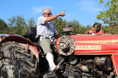 Ayağının kırık olmasına aldırmadı, yangın için seferber oldu
