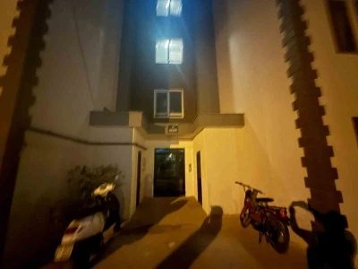 Ayakkabı d&uuml;kkanından se&ccedil;er gibi se&ccedil;ti: Apartmandaki se&ccedil;ici hırsız kameraya yansıdı
