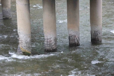 Ayaklarının betonu d&ouml;k&uuml;len, demirleri a&ccedil;ığa &ccedil;ıkan k&ouml;pr&uuml; korkutuyor
