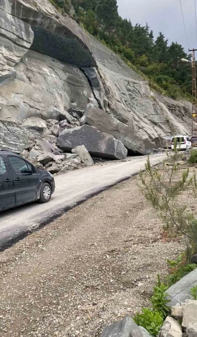 Ayancık&rsquo;ta heyelan: K&ouml;y yolu trafiğe kapatıldı
