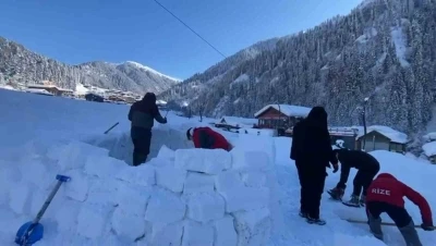 Ayder Yaylası&rsquo;na yapılan &lsquo;iglolar&rsquo; ilgi &ccedil;ekiyor
