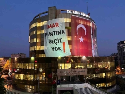 Aydın Büyükşehir Belediyesi binasına dev pankart: &quot;İmar rantına geçit yok&quot;
