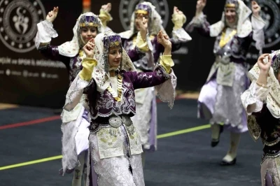 Aydın B&uuml;y&uuml;kşehir Belediyesi Halk Oyunları ekibinden birincilik
