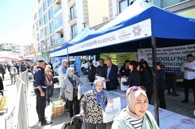 Aydın B&uuml;y&uuml;kşehir Belediyesi S&ouml;ke&rsquo;de binlerce fideyi vatandaşlarla buluşturdu
