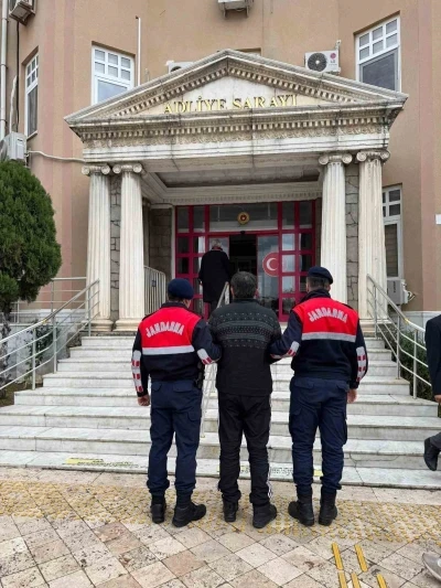 Aydın&rsquo;da aranan şahıslar jandarmadan ka&ccedil;amadı
