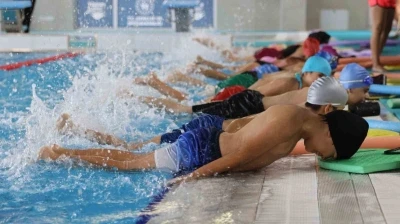 Aydın&rsquo;da bir yılda 21 bin kişiye y&uuml;zme eğitimi verildi
