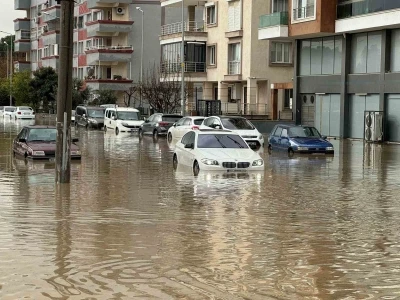 Aydın&rsquo;da dereler taştı, sokaklar g&ouml;le d&ouml;nd&uuml;
