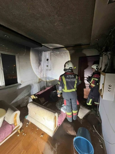 Aydın&rsquo;da ev yangını: 2 kişi dumandan etkilendi
