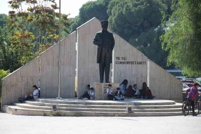 Aydın’da ilginç manzara: Okul yemekhanesine alınmayan öğrenciler öğle yemeğini sokakta yemek zorunda kalıyor
