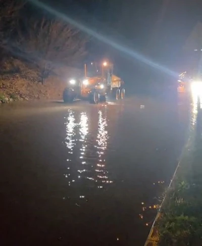 Aydın&rsquo;ı sağanak vurdu: S&ouml;ke ve Kuşadası yollarında ulaşım durdu
