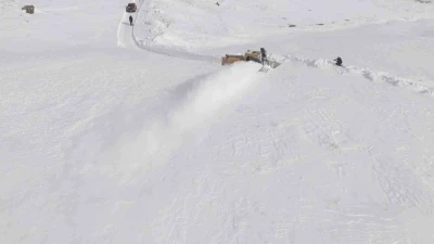 Aydınlar&rsquo;da kar hayatı fel&ccedil; etti: Valilikten kar savurma makinesi desteği
