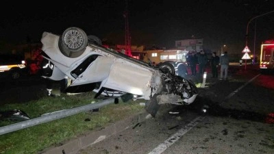 Aydınlatma direğine &ccedil;arpan otomobil takla attı: 1 yaşındaki bebek &ouml;ld&uuml;, anne ve baba yaralandı
