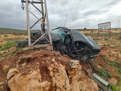 Aydınlatma direğine &ccedil;arpan otomobilin s&uuml;r&uuml;c&uuml;s&uuml; &ouml;ld&uuml;
